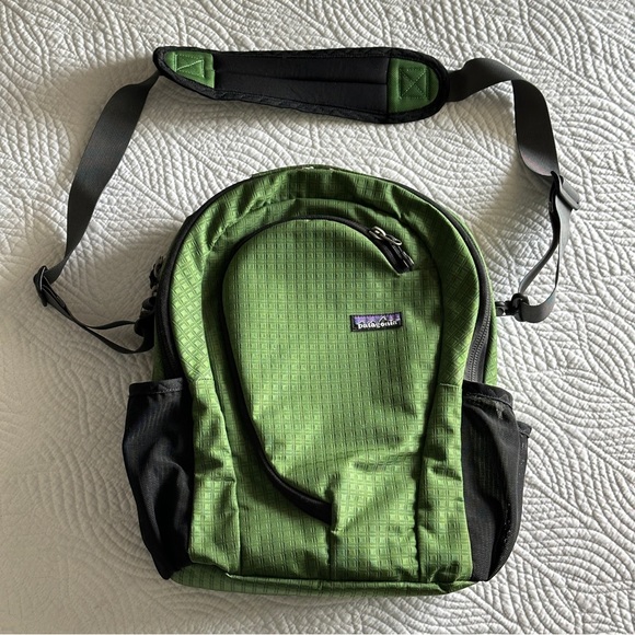 Patagonia Handbags - Vintage Patagonia laptop crossbody bag, green